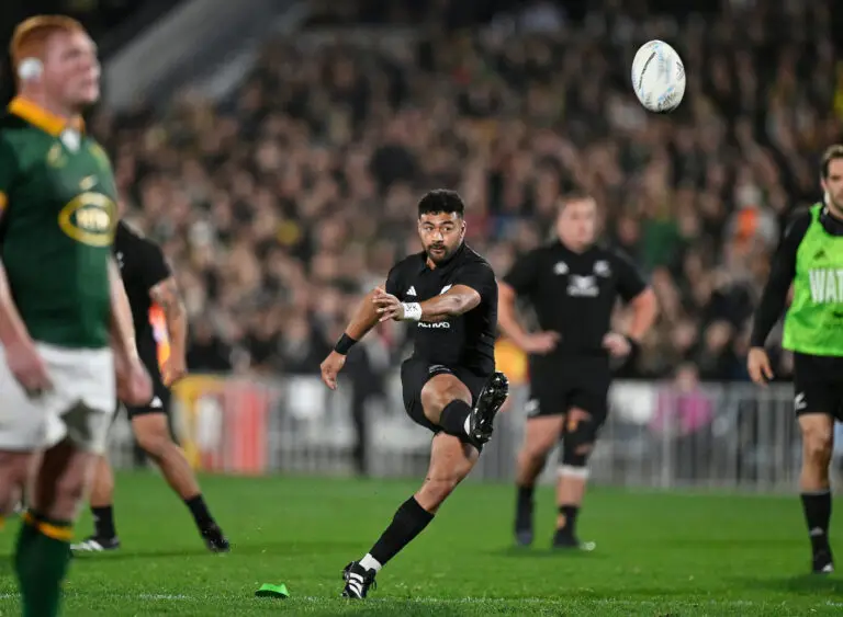 De retour aux Crusaders en 2026, Richie Mo'unga redeviendra éligible avec les All Blacks