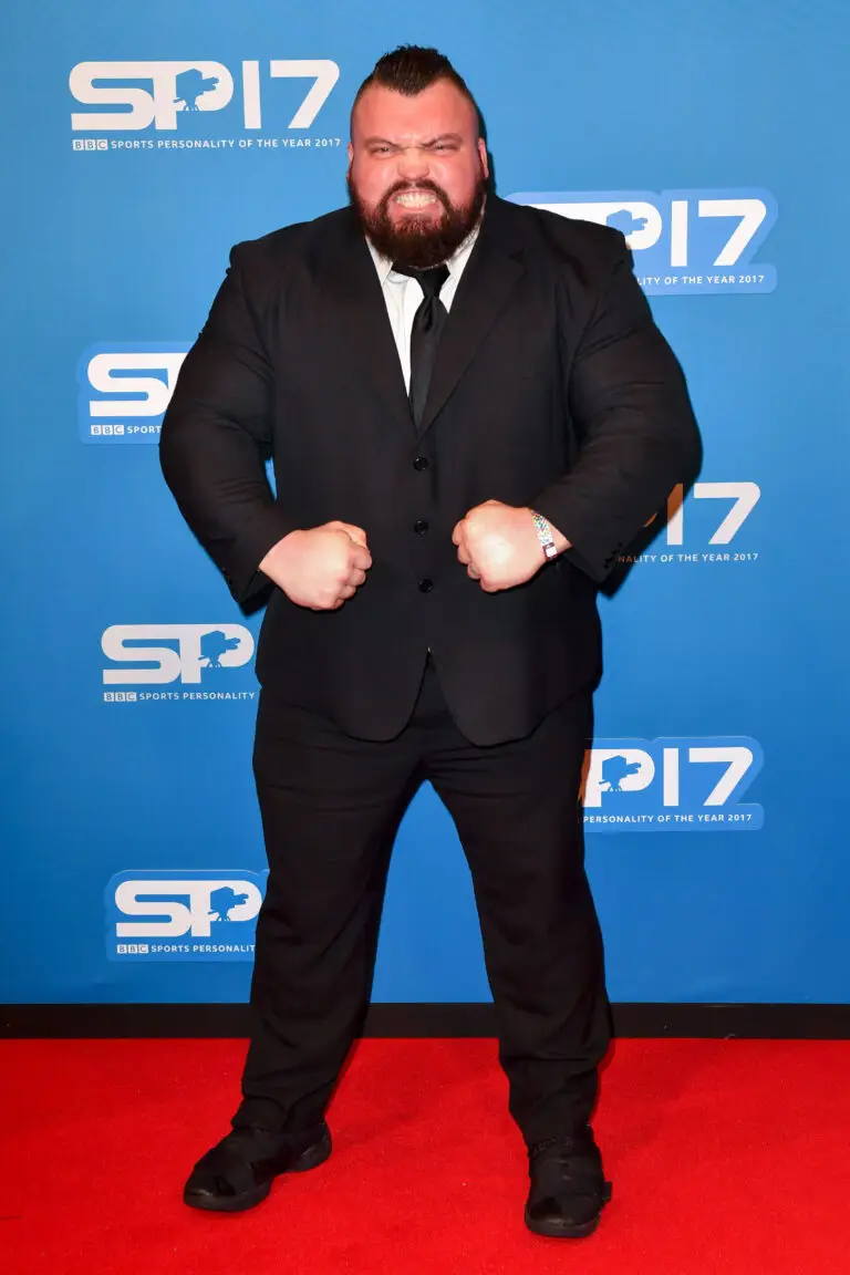Qui est cet Anglais élu homme le plus fort du monde et ancien rugbyman ?