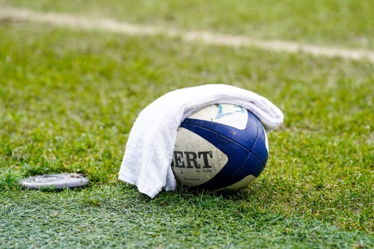 “Grigri” et objet de superstition au foot, à quoi sert la serviette au rugby ?