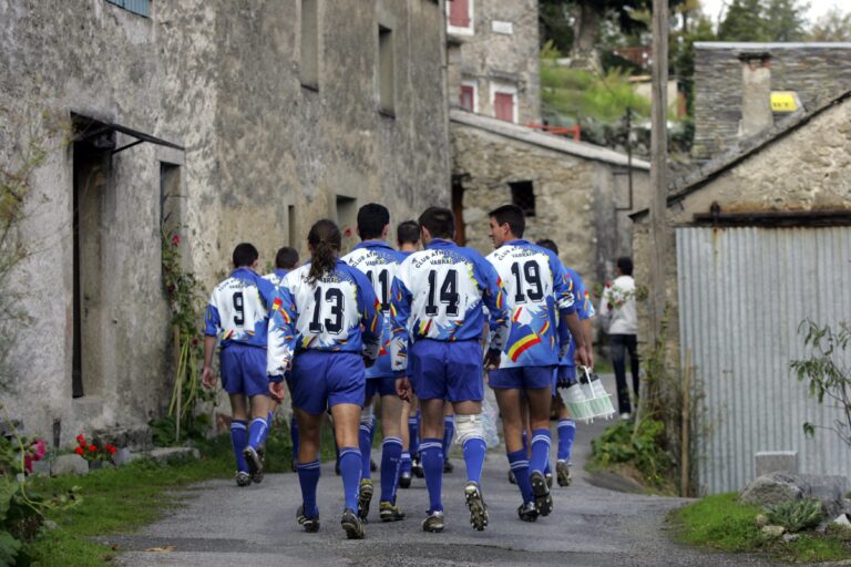 "Couverture", "bus embourbé" et "carafes fracassées" : ils nous racontent leur quotidien près d'un stade de rugby
