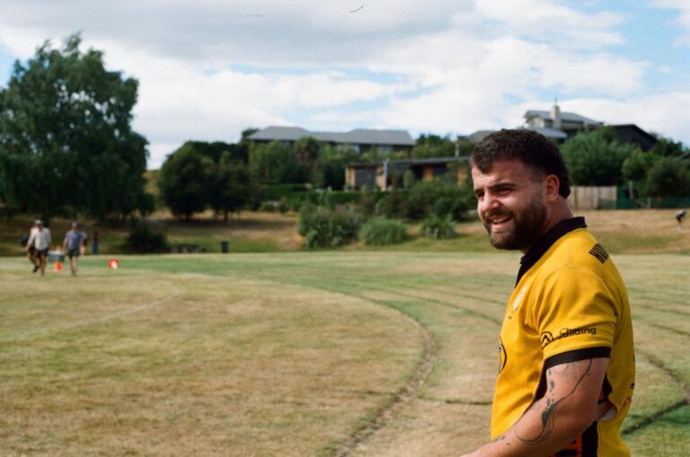 « Down Under » – Épisode 2 : De la pression au bar à la pression en mêlée, Eliott a lancé sa saison néo-zélandaise