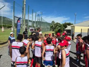 « On nous disait d’aller faire de la danse » : à La Réunion, ces (très) jeunes joueuses défient le rugby masculin