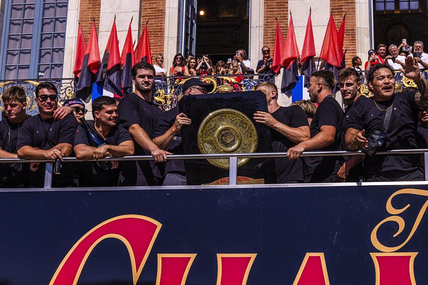 Les joueurs du Stade Toulousain soulèvent le Bouclier de Brennus après leur titre de champion de France