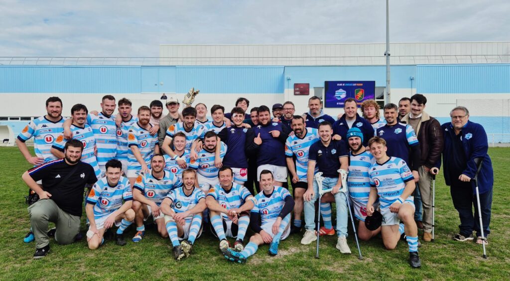 L'équipe du Rugby Club Baulois réunie sur la pelouse de son stade à La Baule