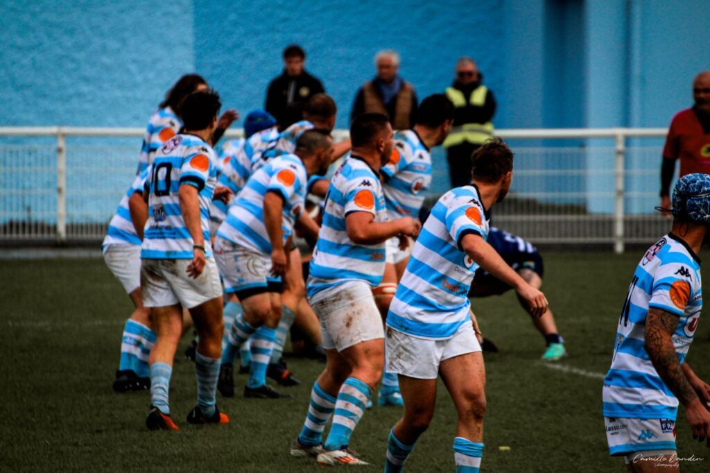 Regroupement des joueurs du Rugby Club Baulois lors d'un match