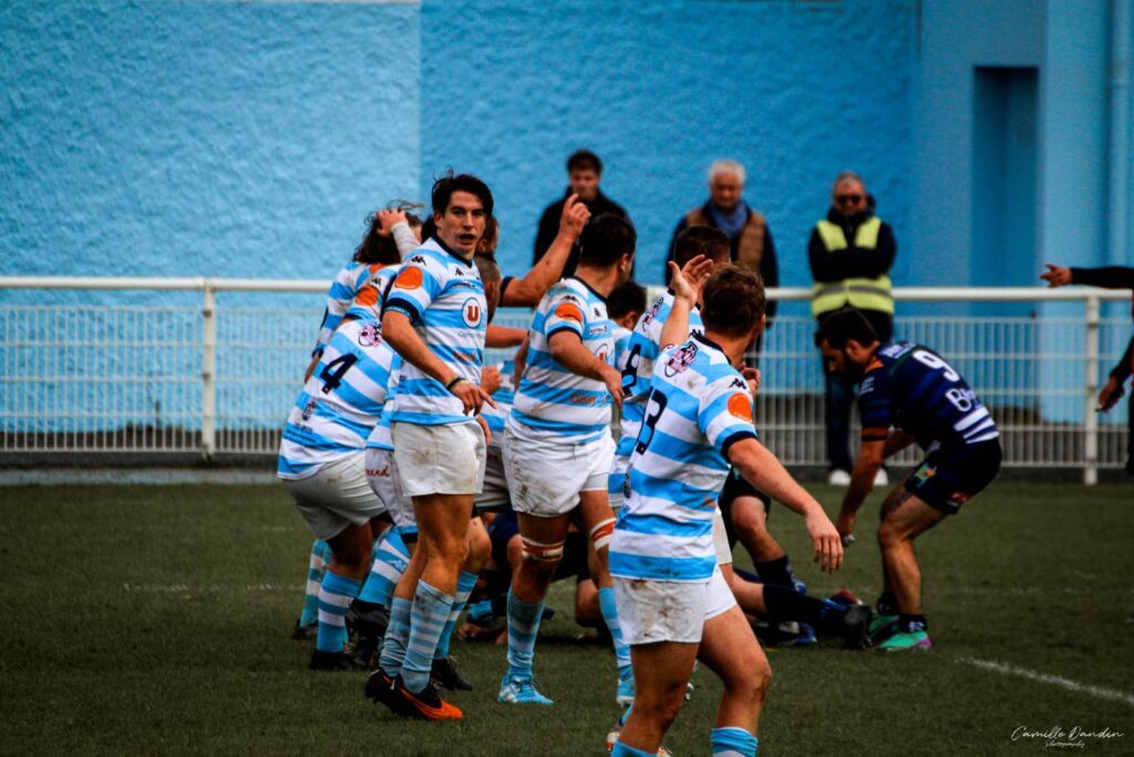 Les joueurs du Rugby Club Baulois en action lors d'un match à La Baule