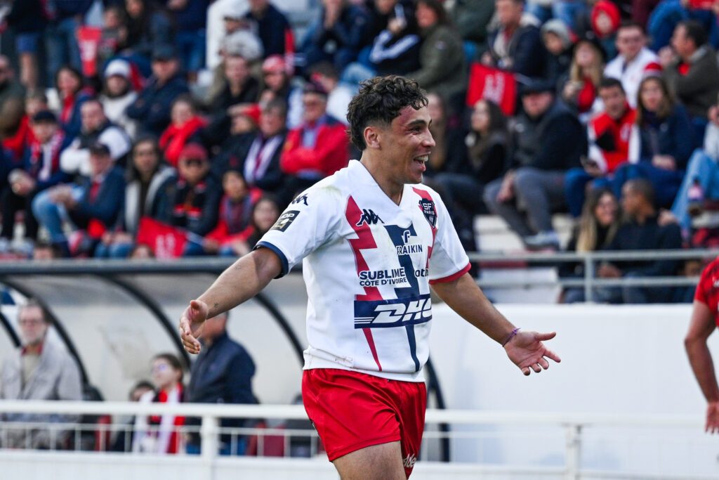 Thibaut Motassi, demi de mêlée du Stade Français, à la passe face à Toulon en Top 14