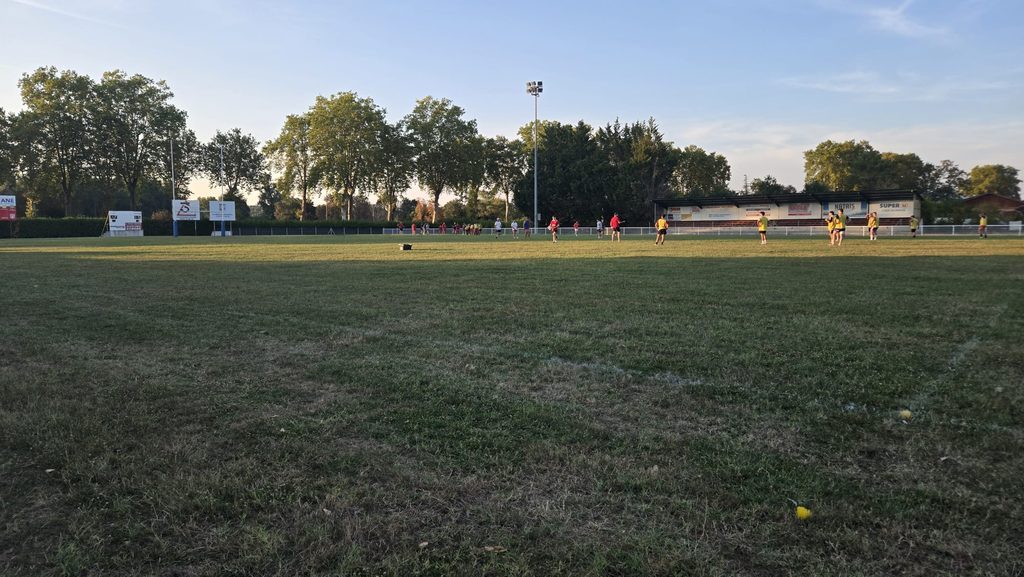 Entraînement de rentrée du Lombez Samatan Club sur la pelouse du stade en fin de journée