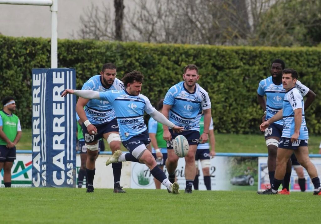 Axel Ducellier, arrière de Fleurance, dégage au pied lors d'un match de Nationale 2