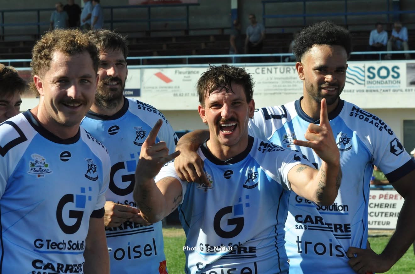 Axel Ducellier et les joueurs de Fleurance célèbrent une victoire en Nationale 2