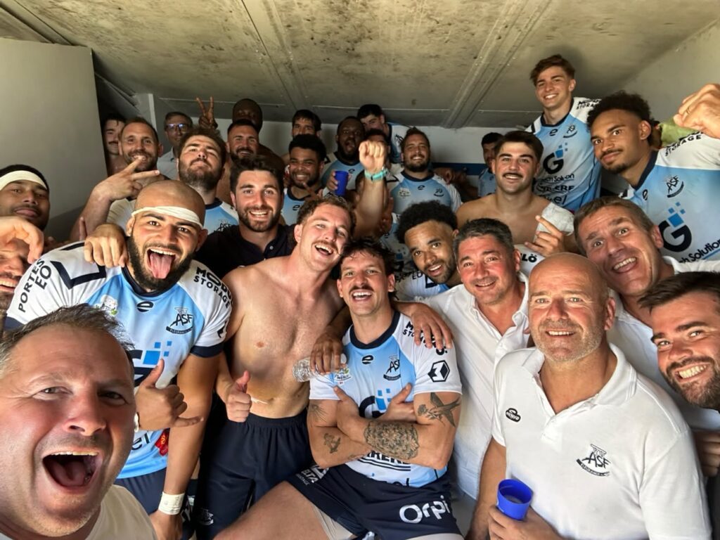 Les joueurs de Fleurance célèbrent une victoire dans le vestiaire en Nationale 2