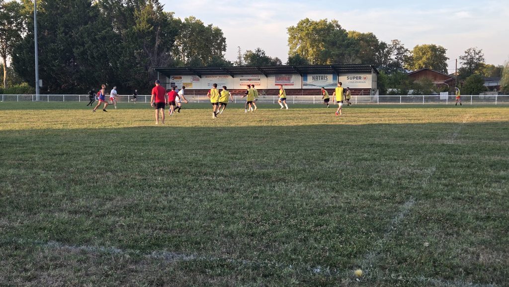 Les joueurs de Lombez-Samatan à l'entraînement devant la tribune du stade