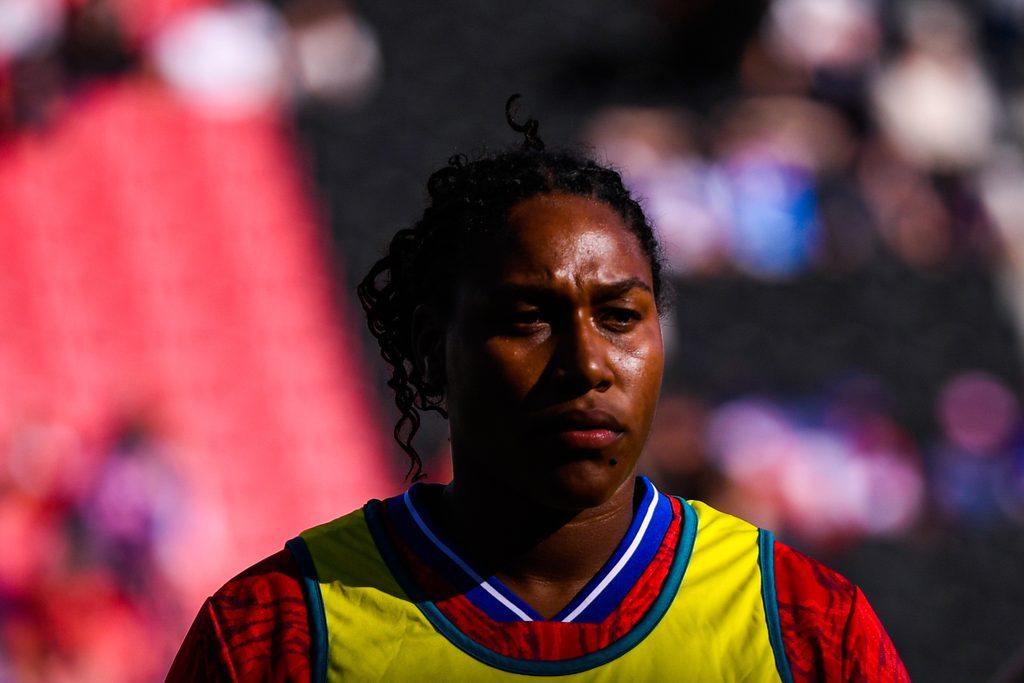 Portrait de Cloé Correa en chasuble jaune sur le maillot du XV de France