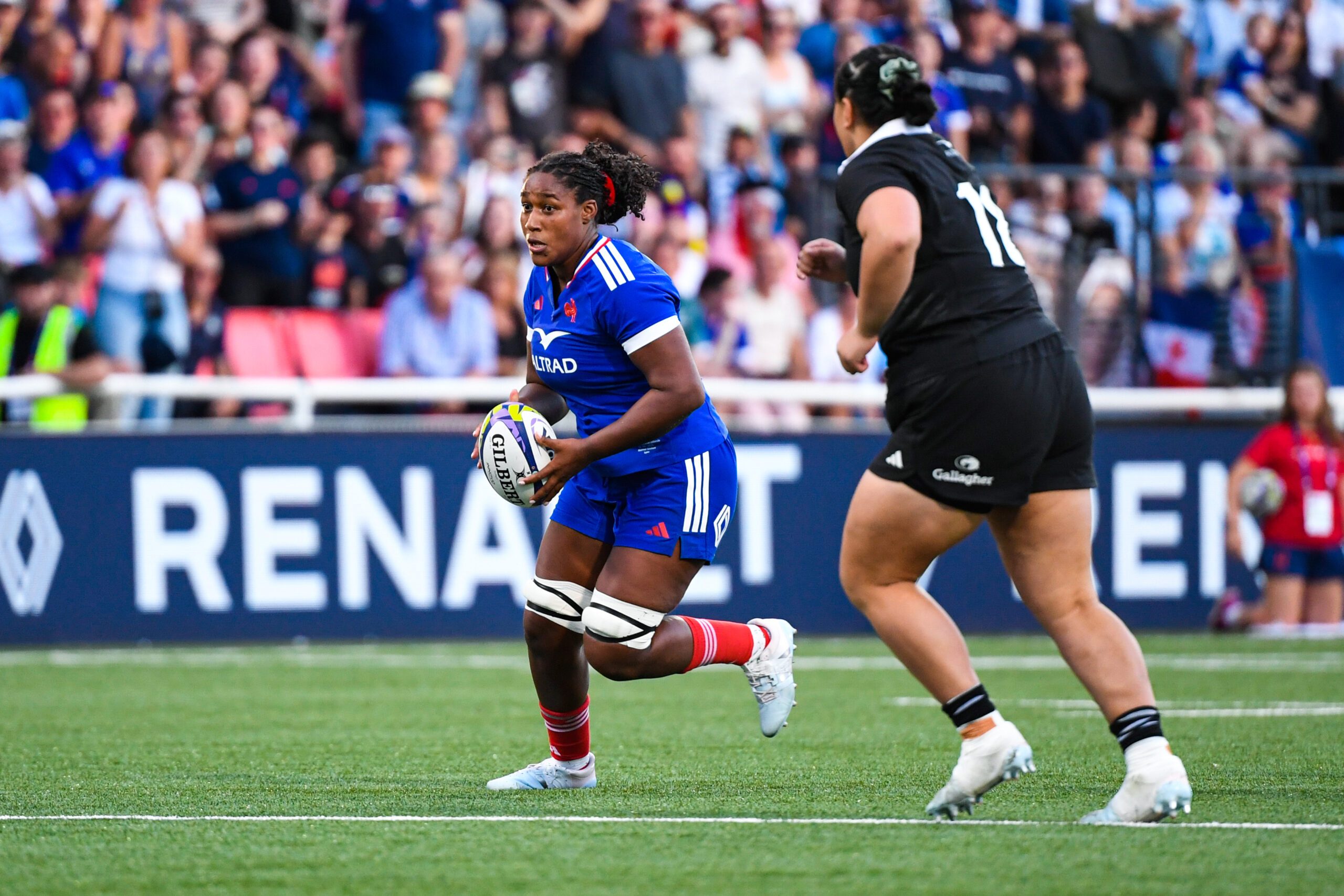 Cloé Correa, ballon en main sous le maillot du XV de France, face à la Nouvelle-Zélande à Lyon