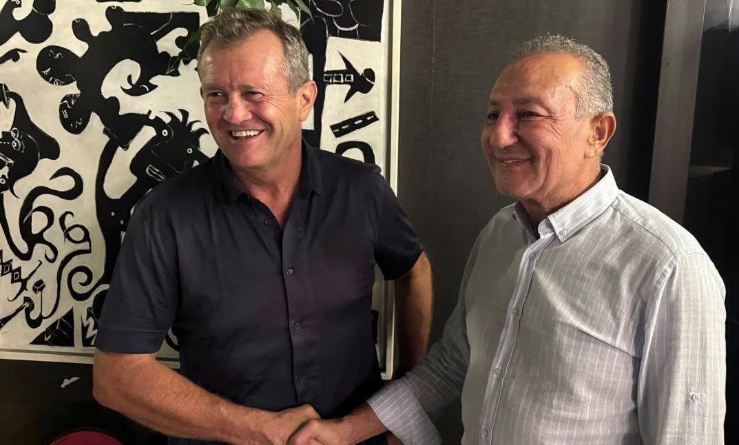 Christophe Hamacek, souriant, échange une poignée de main après sa nomination comme sélectionneur de la Tunisie