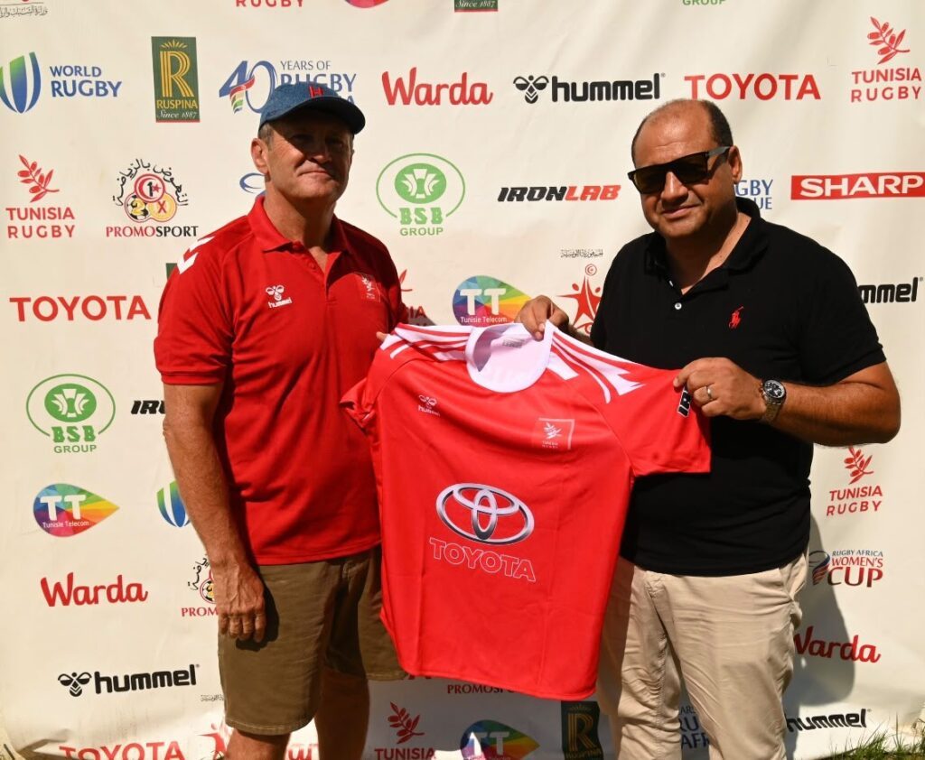 Christophe Hamacek et Helmi Ben Salah, vice-président de la Fédération tunisienne de rugby, présentent le maillot de la Tunisie