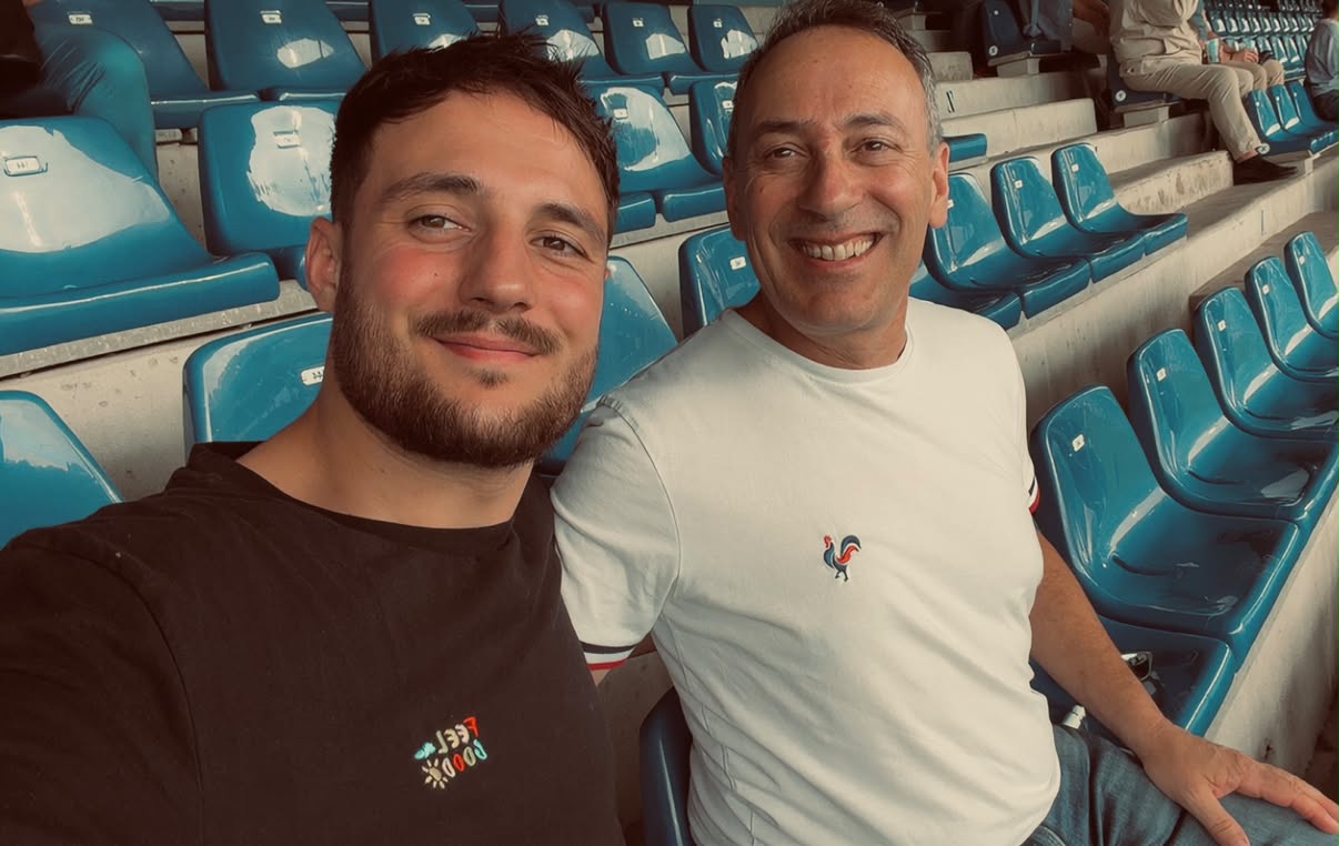 Raphaël Labarrière et son père Richard, cofondateurs de l'application Focus Rugby, en tribune